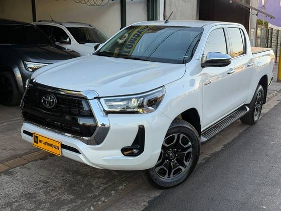 TOYOTA HILUX 2.8 D-4D TURBO DIESEL CD SRX 4X4 AUTOMÁTICO